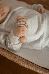 Hochet en bois et silicone gris