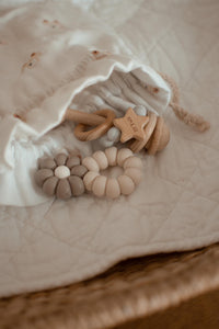 Hochet en bois et silicone gris