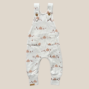 Salopette évolutive beige rosé motif cabanes d’hiver