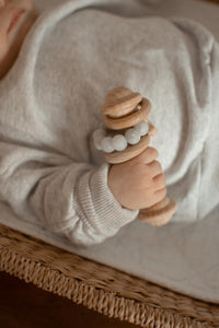 Hochet en bois et silicone gris