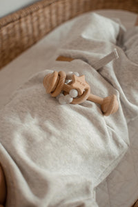 Hochet en bois et silicone gris