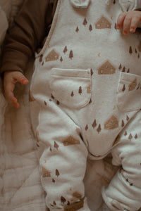 Salopette évolutive beige rosé motif cabanes d’hiver