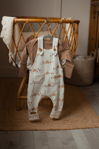 Salopette évolutive beige rosé motif cabanes d’hiver