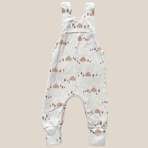 Salopette évolutive beige rosé motif cabanes d’hiver