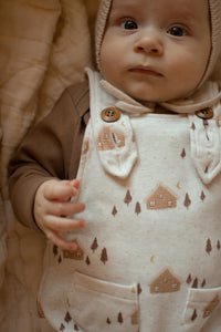 Salopette évolutive beige rosé motif cabanes d’hiver