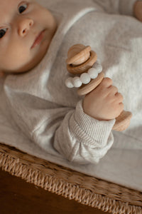 Hochet en bois et silicone gris